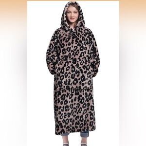 Cozy Leopard Sherpa-Lined Snuggie Hooded Blanket. - EUC